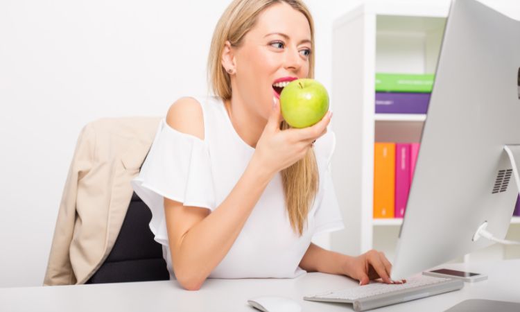 Dieta w pracy biurowej. Jak zdrowo odżywiać się w biurze.