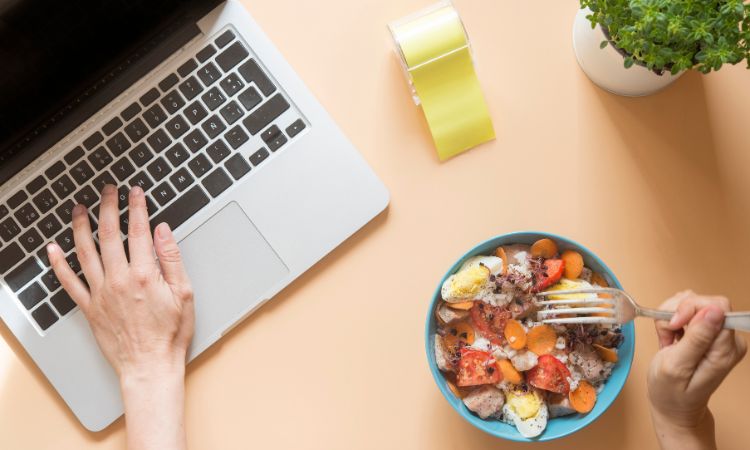 Dieta w pracy biurowej - Nie jedz lunchu przed biurkiem.